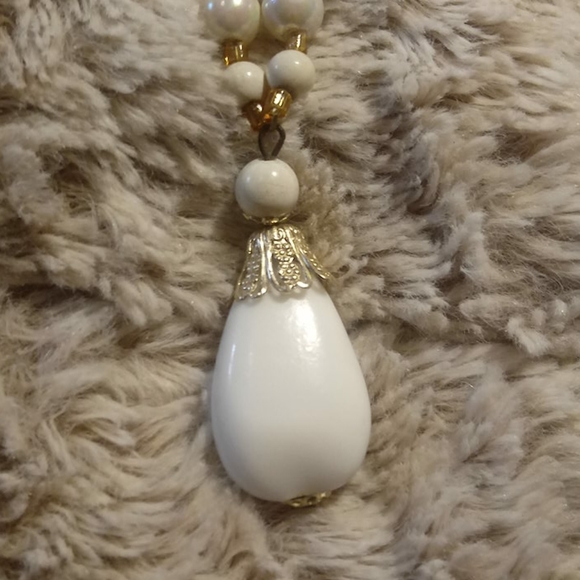 Vintage white / cream / gold costume necklace - Picture 10 of 16